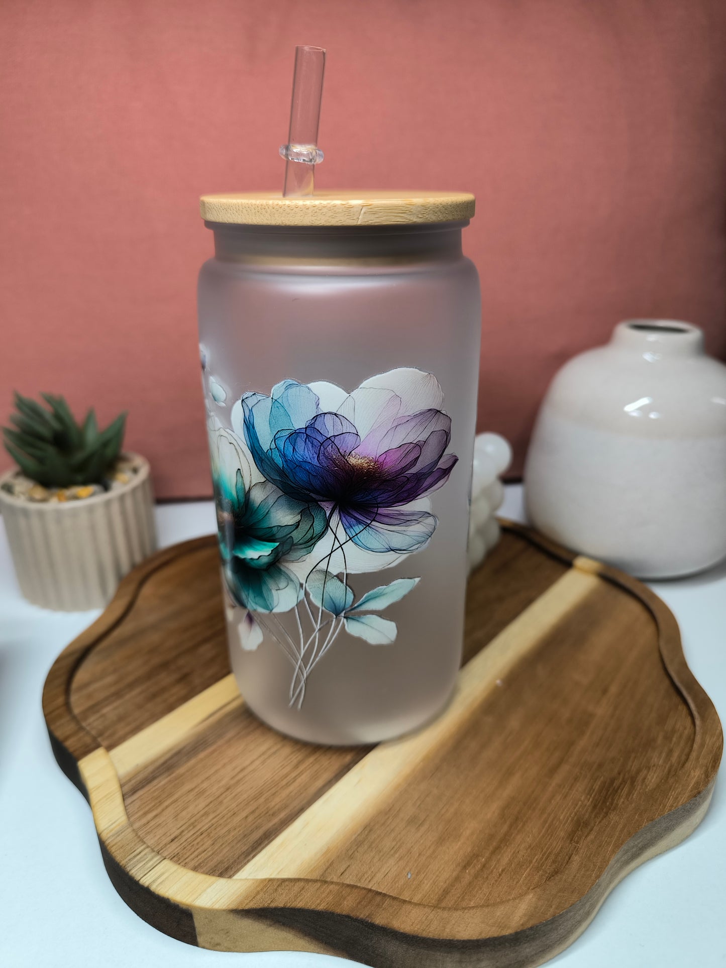 Verre givré avec paille fleurs bleues