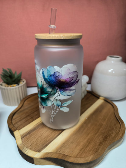 Verre givré avec paille fleurs bleues