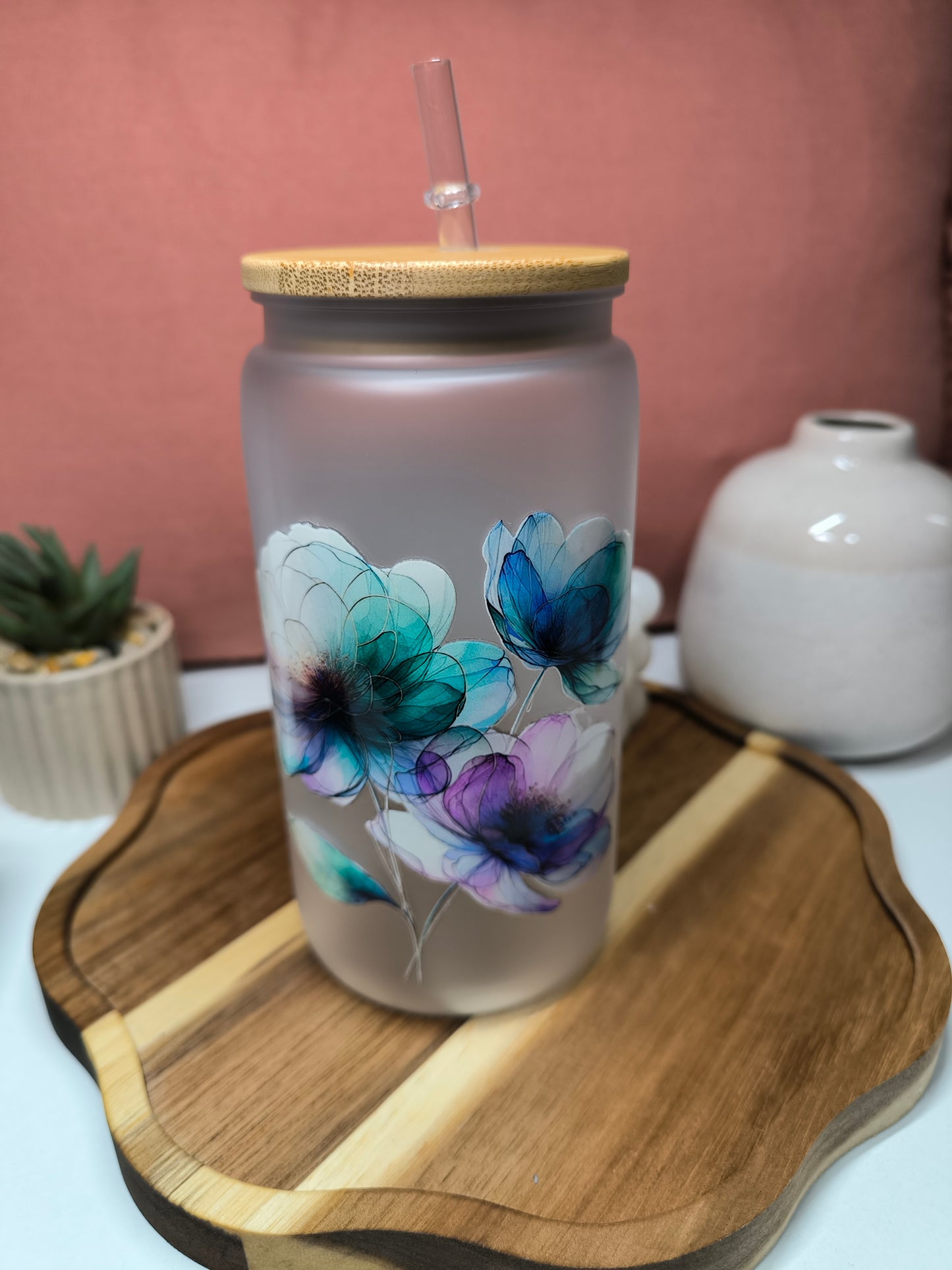 Verre givré avec paille fleurs bleues